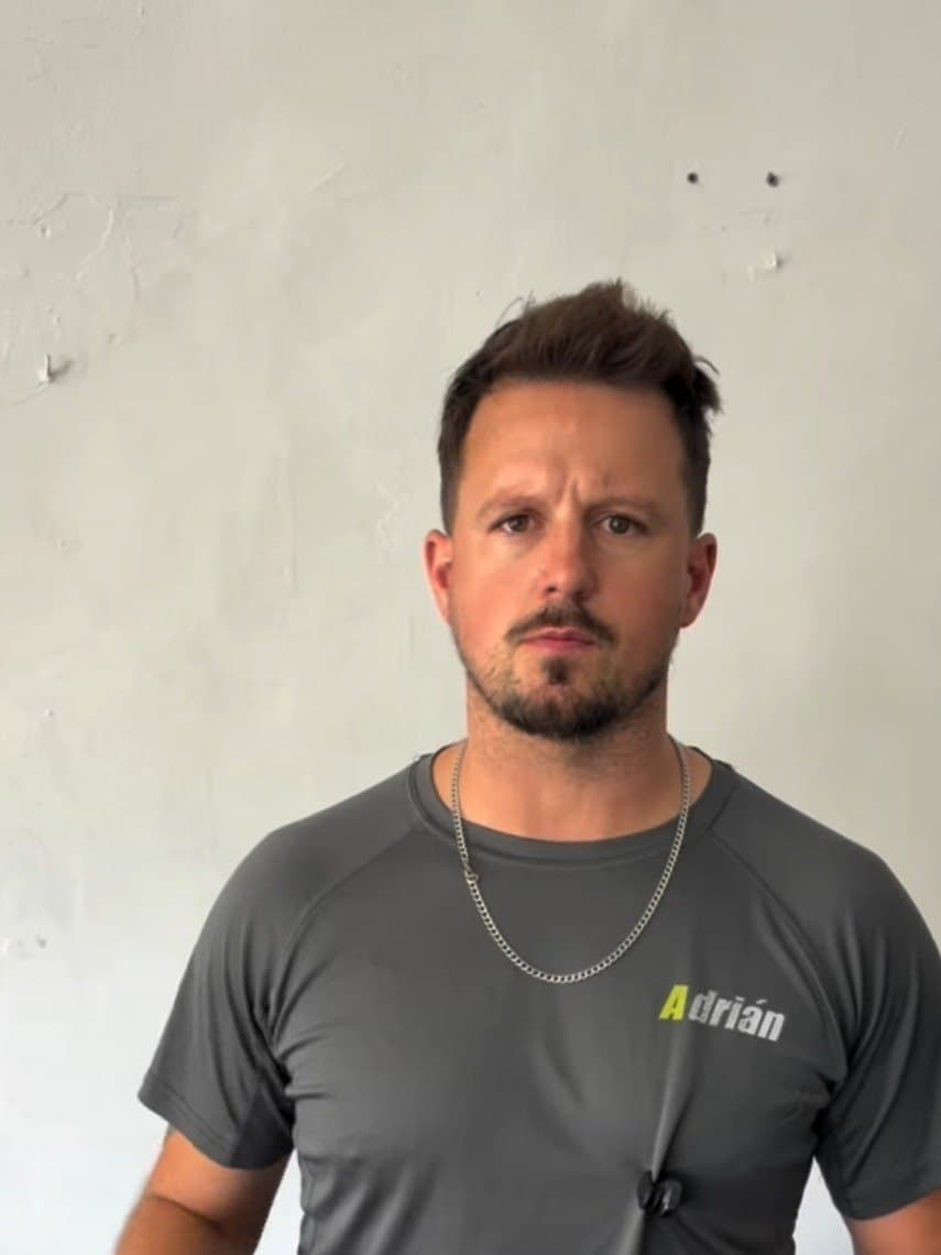 Adri López, entrenador personal, en su gimnasio de Dúrcal