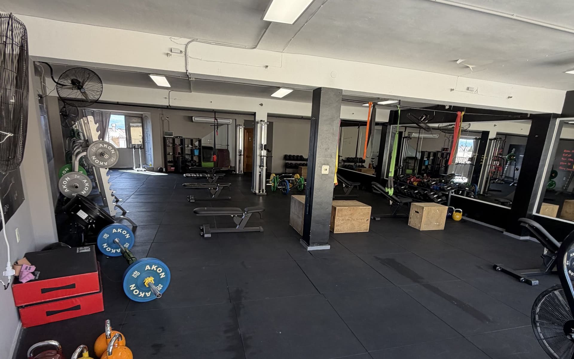 Espacio diáfano con kettlebells, cajones y bancos