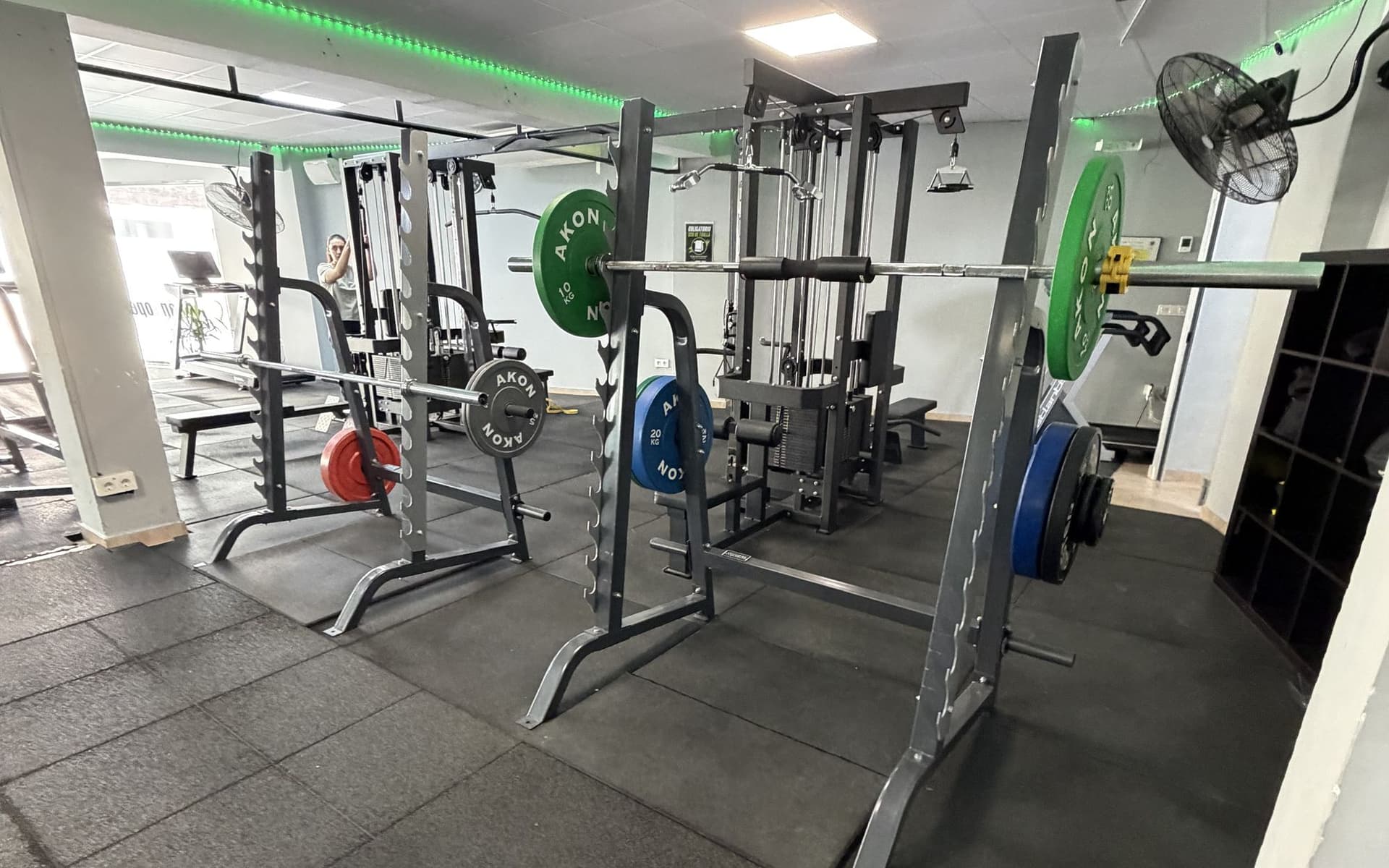 Planta baja del gimnasio en Dúrcal con racks, bancos y mancuernas