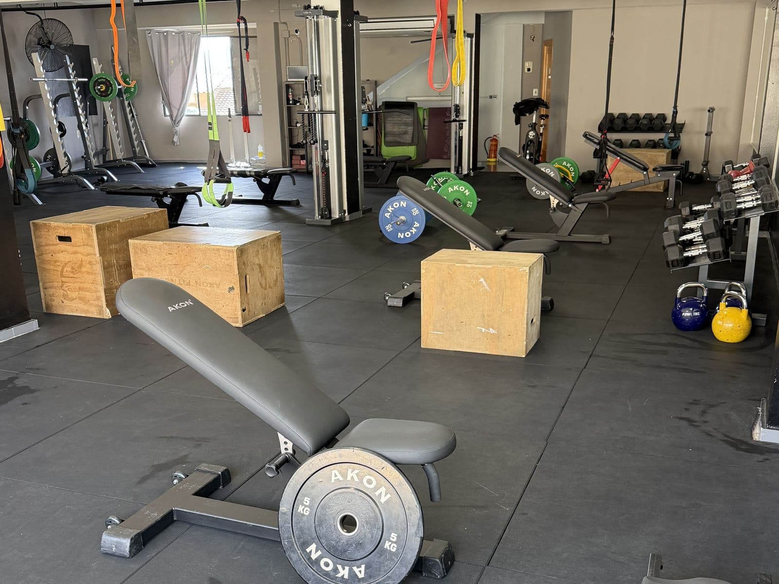 Zona funcional con cajones de salto, TRX y gomas